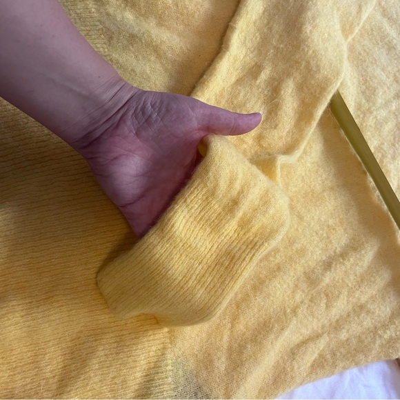 H&M Women’s Yellow Sweater Acrylic Alpaca Wool Crewneck Pullover Medium - Picture 11 of 12